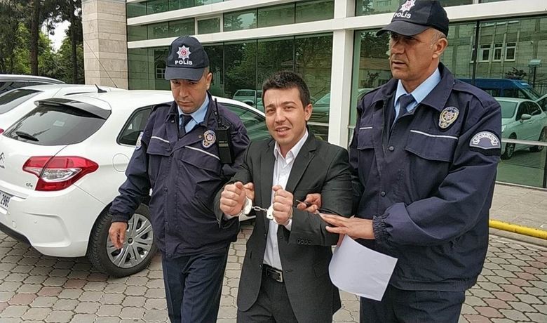 Evlenme Hazırlığı Yapan Sağlık MemuruFetö''den 8 Yıl Ceza Alınca Tutuklandı - Samsun'da FETÖ/PDY soruşturması kapsamında örgütün askerler sorumlusu olduğu iddia edilen sağlık memuru, tutuksuz olarak yargılandığı mahkemede 8 yıl 1 ay 6 gün hapis cezasına çarptırılınca tutuklanmasına karar verilip cezaevine gönderildi. Tutuklanan sağlık memurunun 19 Haziran'da düğün yapmak için salon kiraladığı ve davetiyelerini de bastırıp dağıttığı ortaya çıktı.