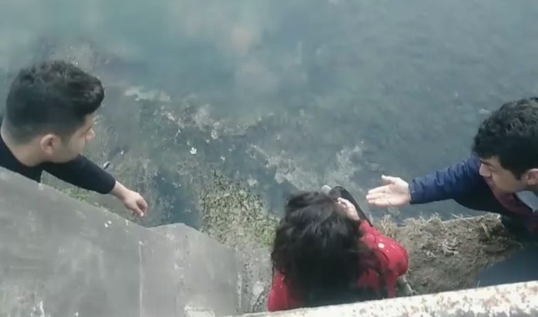 İntiharı Polis Önledi - Samsun’un Bafra ilçesinde Kızılırmak Nehri'ne atmak isteyen alkollü kadını polis kurtardı.