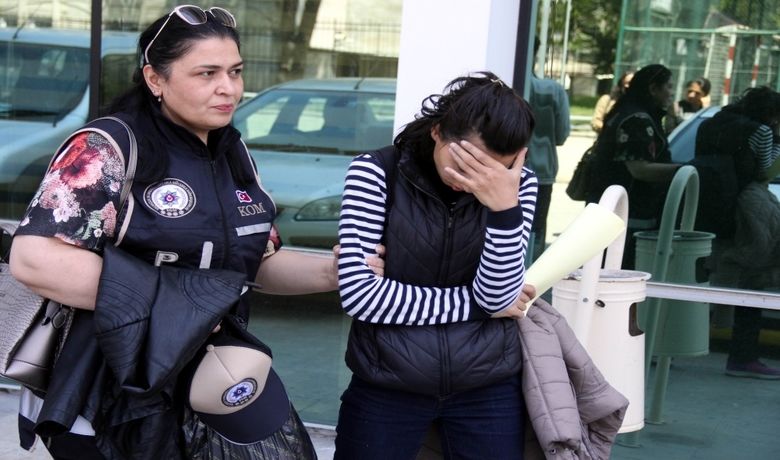Samsun'da Fetö Soruşturmasında 1 Kişi Tutuklanırken, 1 Kişiye İse EvHapsi Verildi Soruşturma Kapsamında 3 Kişi Adli Kontrol Şartıyla Serbest Bırakıldı - Samsun'da, Fetullahçı Terör Örgütü/Paralel Devlet Yapılanması (FETÖ/PDY) soruşturması kapsamında 'ByLock' kullandıkları gerekçesiyle gözaltına alınan ve adliyeye sevk edilen 1 şahıs tutuklanırken, 1 kişiye ev hapsi verildi. 3 kişi ise mahkemece adli kontrol şartıyla serbest bırakıldı.