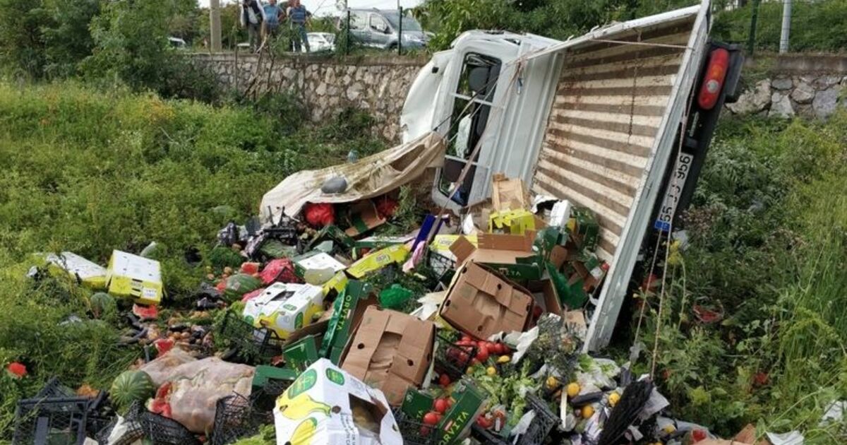 Samsun'da Meyve-sebze Yüklü Kamyonet Şarampole Yuvarlandı: 2 Yaralı