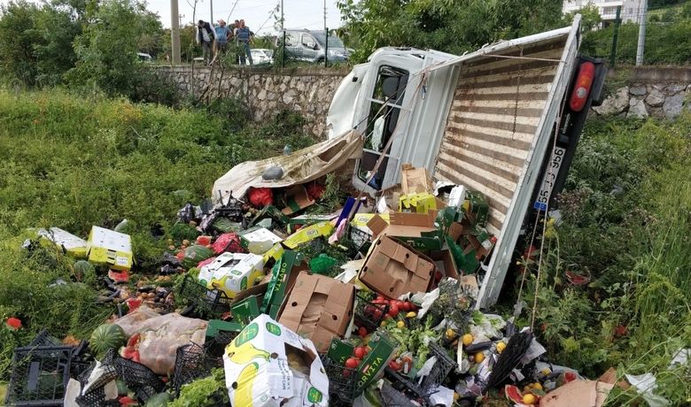 Samsun'da Meyve-sebze Yüklü KamyonetŞarampole Yuvarlandı: 2 Yaralı - Samsun'da meyve-sebze yüklü kamyonetin şarampole yuvarlanması sonucu meydana gelen trafik kazasında 1'i ağır 2 kişi yaralandı.
