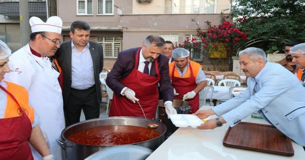 Kılıç: “5 Bin Kişiye İftar Yemeği Çıkarıyoruz” Başkan Kılıç, İlk Halk İftarını Gop Ve Kemalpaşa’da Yaptı