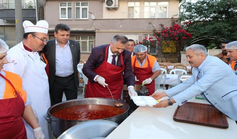 Kılıç: “5 Bin Kişiye İftar Yemeği Çıkarıyoruz” BaşkanKılıç, İlk Halk İftarını Gop Ve Kemalpaşa’da Yaptı