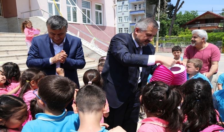 Başkan Kılıç Öğrencilere SeleSepet Top Kandil Dağıttı - Bafra Belediye Başkanı Hamit Kılıç, İsmet Paşa Ortaokulu öğrencilerine sele sepet top kandil dağıttı.