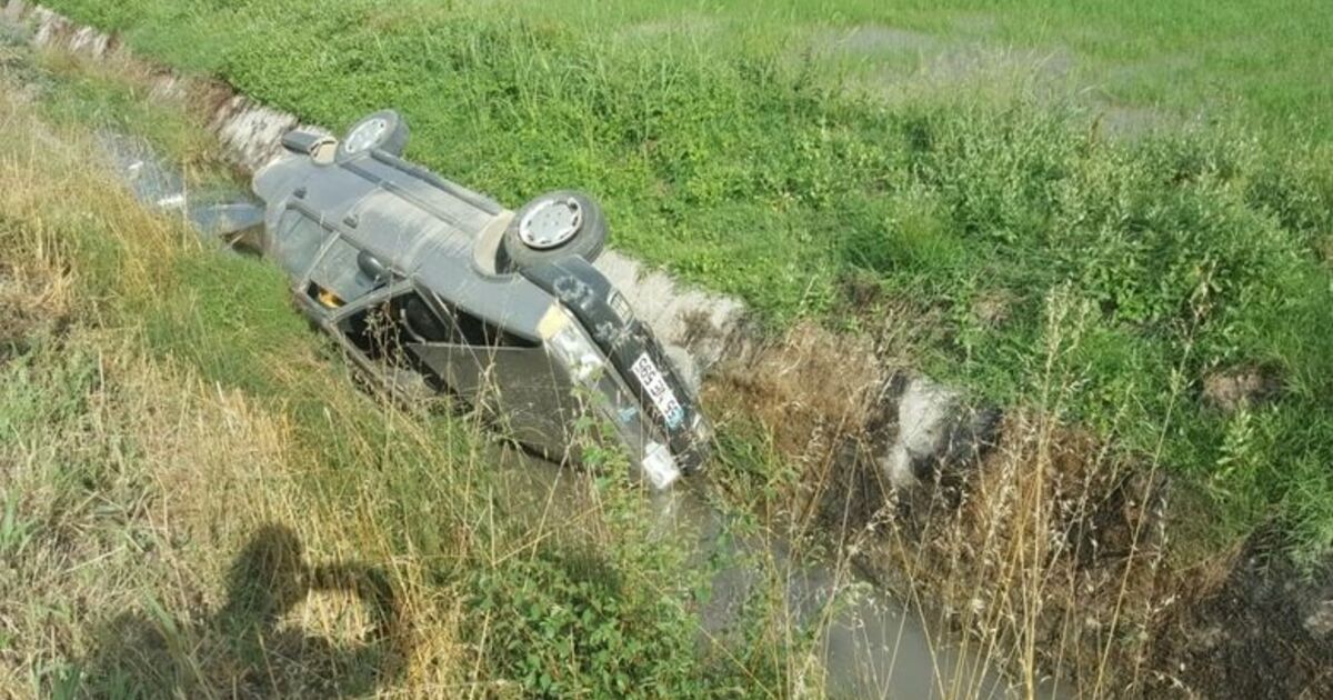 Otomobil Sulama Kanalına Devrildi: 2 Yaralı