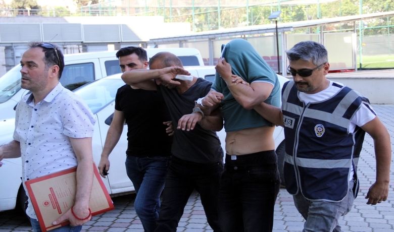 Cezaevinden İzinli ÇıkıpCezaevindeki Arkadaşlarının Marketini Soydular - Samsun'da cezaevinden izinli çıkan iki şahıs, cezaevinde birlikte kaldıkları arkadaşlarının marketinden çelik para kasasını çaldı. Zanlılar, polis tarafından yakalanarak adliyeye çıkarıldı.