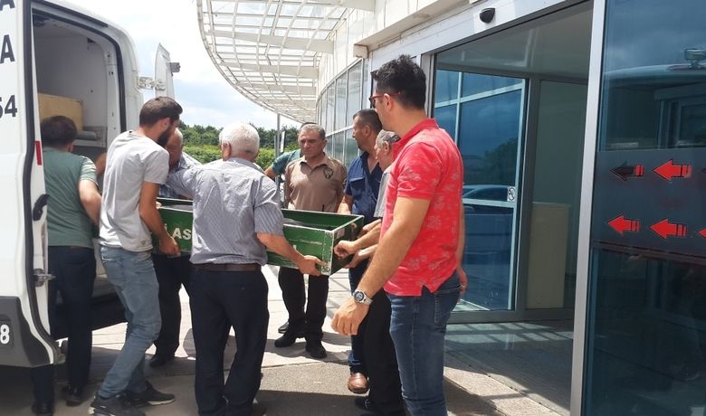 Üniversite Öğrencisine Çarpan Şahıs Kendini Astı - İstanbul'dan bayram tatili için geldiği Samsun’un Bafra ilçesinde komşusunu hastaneye götürürken aracıyla çarptığı üniversite öğrencisinin ağır yaralanmasına yol açan şahıs, kazadan dolayı girdiği bunalım sonucu intihar etti.