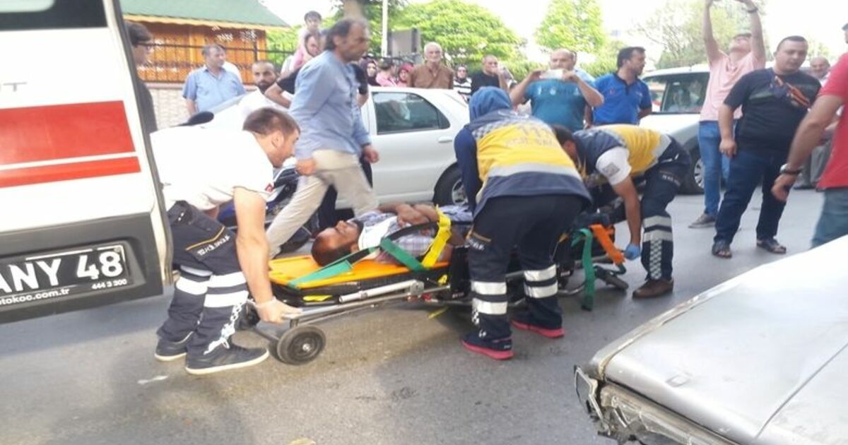 Yayaya Yol Veren Otomobile Çarpan Sürücü Yaralandı