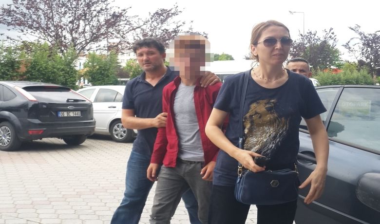 Çalıntı Motosikletle GezenGençler Polisten Kaçamadı - Samsun’un Bafra ilçesinde motosiklet çaldıkları iddia edilen şahıslar polisten kaçamadı. Kovalama sonucunda 3 kişi gözaltına alındı. Gözaltına alınan şahıslardan 15 yaşındaki A.D.’nin cezaevi firarisi olduğu belirlendi.