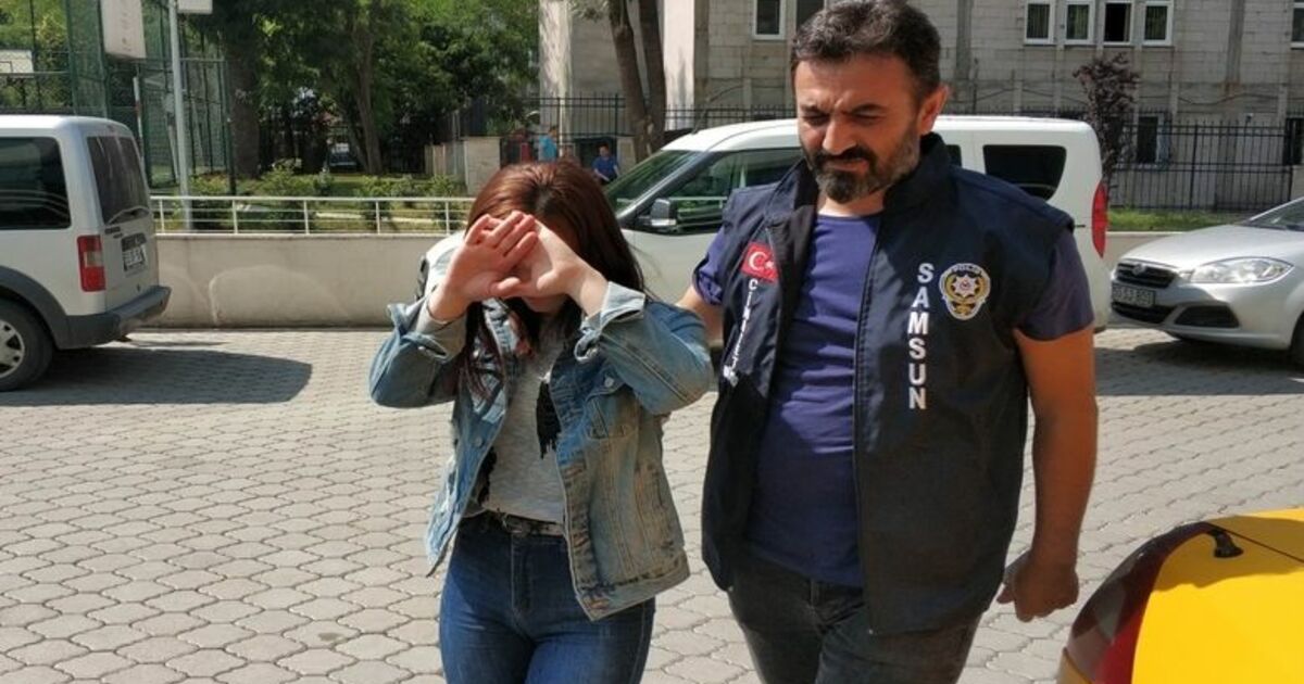 Genç Kız 'Bakışma' Yüzünden Diğer Kızı Bıçakla Ağır Yaraladı