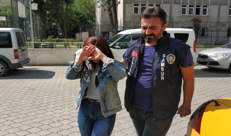 Genç Kız 'Bakışma' YüzündenDiğer Kızı Bıçakla Ağır Yaraladı - Samsun'da genç bir kız, yolda karşılaştığı diğer kız ile bakışma yüzünden tartışınca bıçakla onu ağır yaraladı.