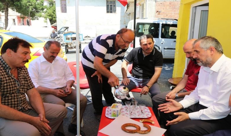 Başkan Kılıç Taksi ŞoförlerininSosyal Medya Davetini Kırmadı - Bafra Belediye Başkanı Hamit Kılıç, Gazipaşa Mahallesi’nde hizmet veren taksi şoförlerinin sosyal medya hesabından çay davetini kırmayarak onların duraklarına konuk oldu.