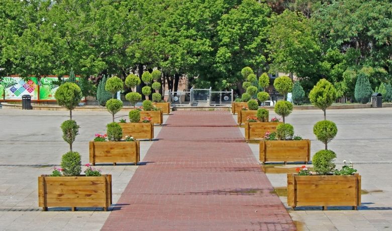 15 Temmuz Demokrasi MeydanıAhşap Saksılar İle Çiçeklendirildi - Bafra Belediye Başkanı Hamit Kılıç, 15 Temmuz Demokrasi Meydanı'nda yapılan çevre düzenlemesi çalışmalarını yerinde inceledi.