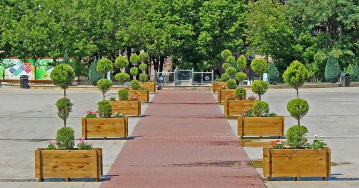 15 Temmuz Demokrasi Meydanı Ahşap Saksılar İle Çiçeklendirildi