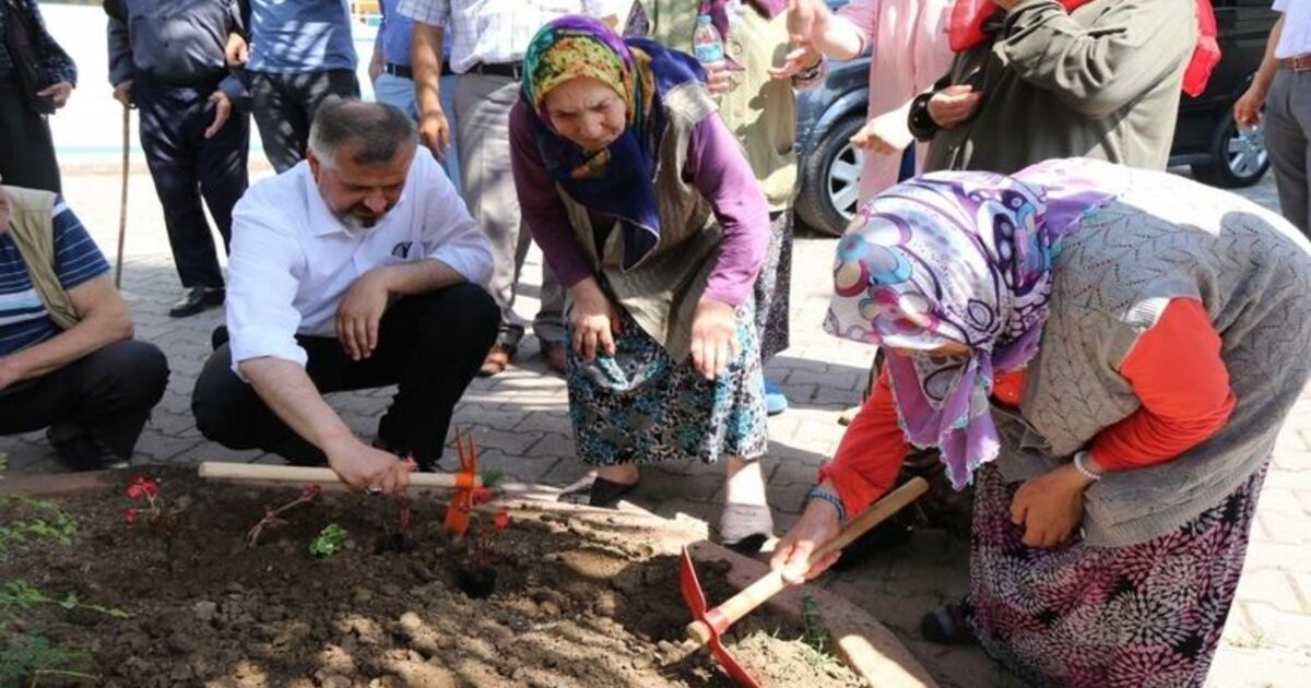 Başkan Kılıç, Bafra Huzurevi'nin Bahçesine Çiçek Dikti