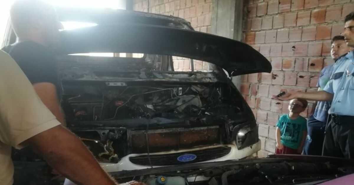 Depoda Park Halinde Bulunan İki Araç Yandı