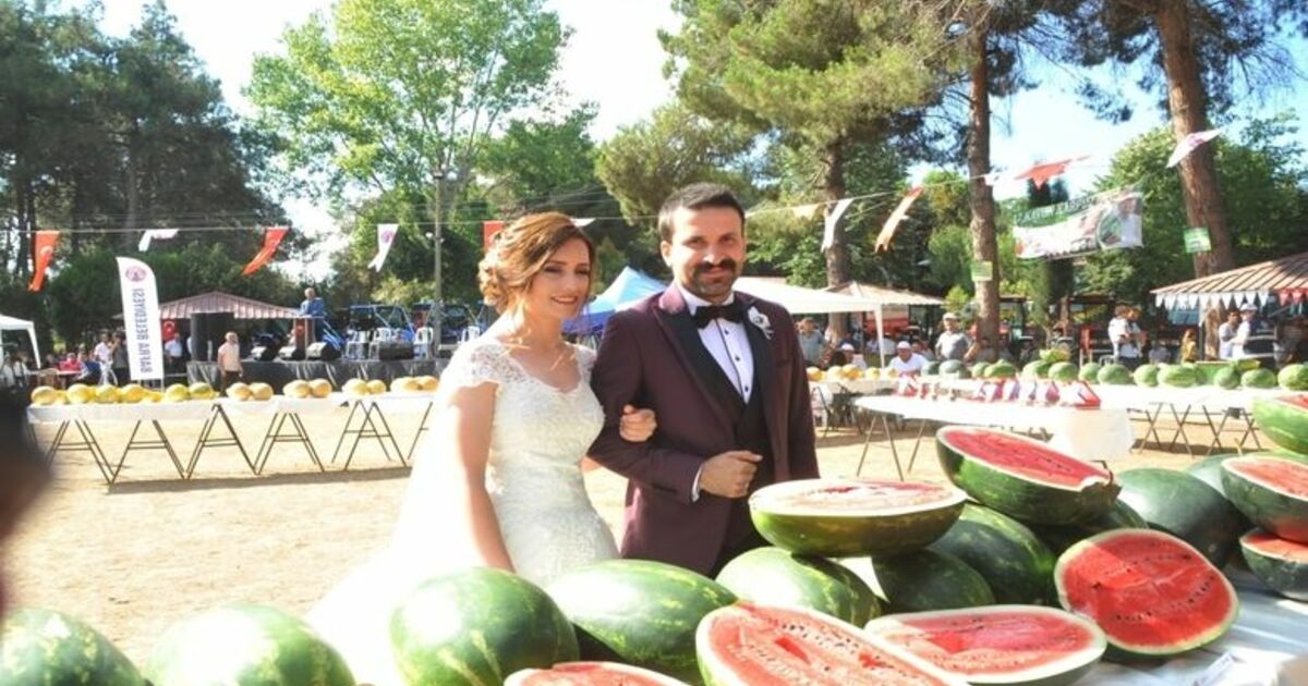 Öğretmen Gelin-damat Pasta Yerine Karpuz Kesti