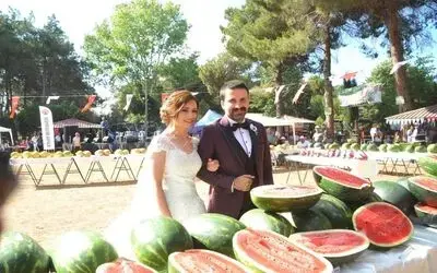 Öğretmen Gelin-damat Pasta Yerine Karpuz Kesti