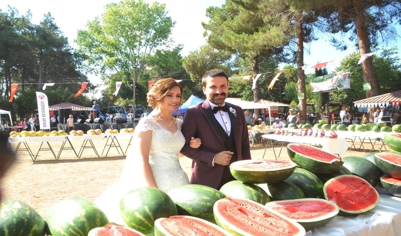 Öğretmen Gelin-damat Pasta Yerine Karpuz Kesti - Samsun’un Bafra ilçesinde düzenlenen kavun karpuz festivaline katılan gelin ve damat pasta yerine karpuz kesti.