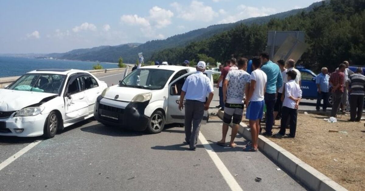 Samsun'da Otomobil İle Kamyonet Çarpıştı: 8 Yaralı