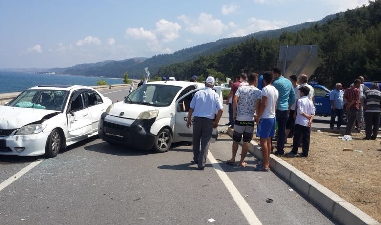 Samsun'da Otomobil İle Kamyonet Çarpıştı: 8 Yaralı - Samsun’un Yakakent ilçesinde otomobil ile kamyonetin çarpıştığı trafik kazasında 8 kişi yaralandı.