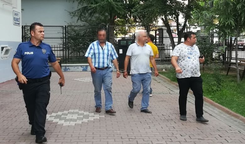 Bafra’da 2 Tırnakçı Kovalamaca Sonucu Yakalandı - Samsun’un Bafra İlçesinde ‘tırnakçılık’ yöntemiyle dolandırıcılık yapan 2 kişi, polisin takibi sonucunda yakalandı.