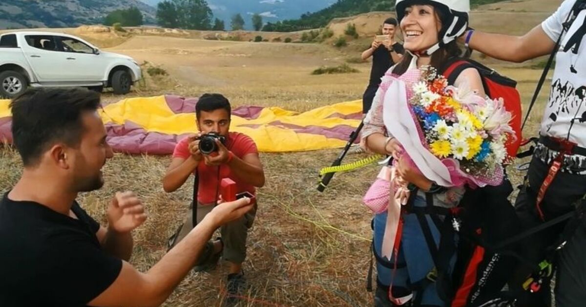 Kapıkaya Festivali'nde İlginç Evlilik Teklifi Paraşütle Atlayan Genç Kıza Erkek Arkadaşı Sürpriz Evlilik Teklifi Yaptı