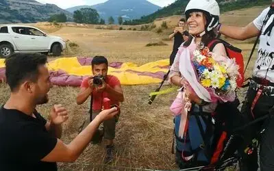 Kapıkaya Festivali'nde İlginç Evlilik Teklifi Paraşütle Atlayan Genç Kıza Erkek Arkadaşı Sürpriz Evlilik Teklifi Yaptı