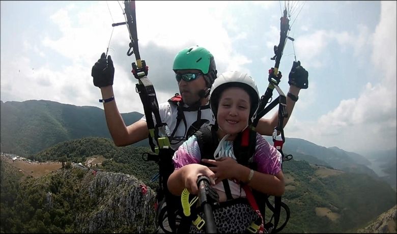 Küçük ZeynepHayallerini Kapıkaya'da Gerçekleştirdi - Samsun’un Bafra ilçesinde düzenlenen Uluslararası Kapıkaya Doğa Sporları Festivali'ne katılan yamaç paraşütçüleri uçuş alanına hayran kaldılar. Uçuş yapan 9 yaşındaki Zeynep ise hayallerini Kapıkaya'da gerçekleştirdi.