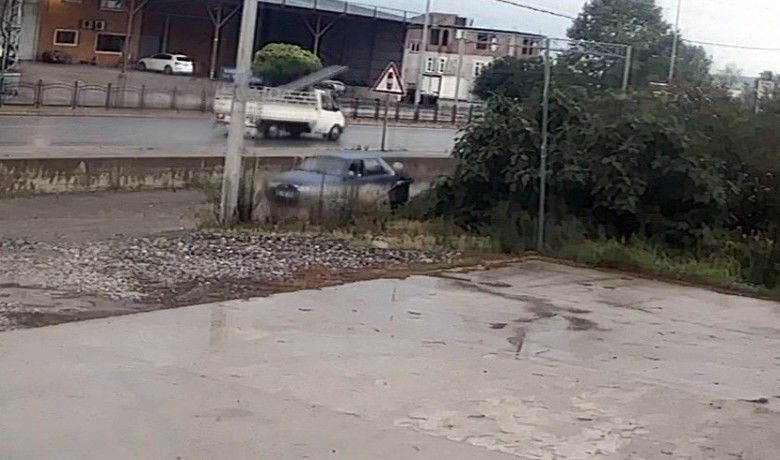 Ölesiye Dövülen Yaşlı Adamın Görüntüsü Kamerada - Samsun’un Bafra ilçesindeki yaşlı bir adama, acımazca defalarca yumruk atan gencin görüntüleri ortaya çıktı. Bir hafta önce meydana gelen olayın görüntüleri bir iş yerinin kameralarına yansıdı.