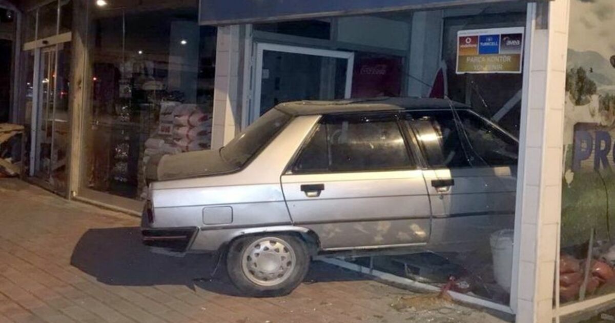 Otomobil İş Yerine Girdi: 1 Yaralı