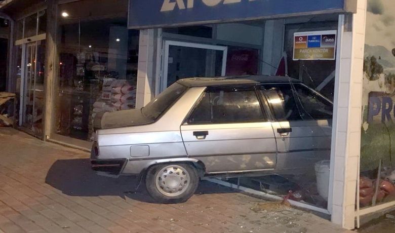 Otomobil İş Yerine Girdi: 1 Yaralı - Samsun’un Bafra ilçesinde 13 yaşındaki çocuğun kullandığı otomobil bir iş yerine girdi. Kazada 1 kişi yaralandı.