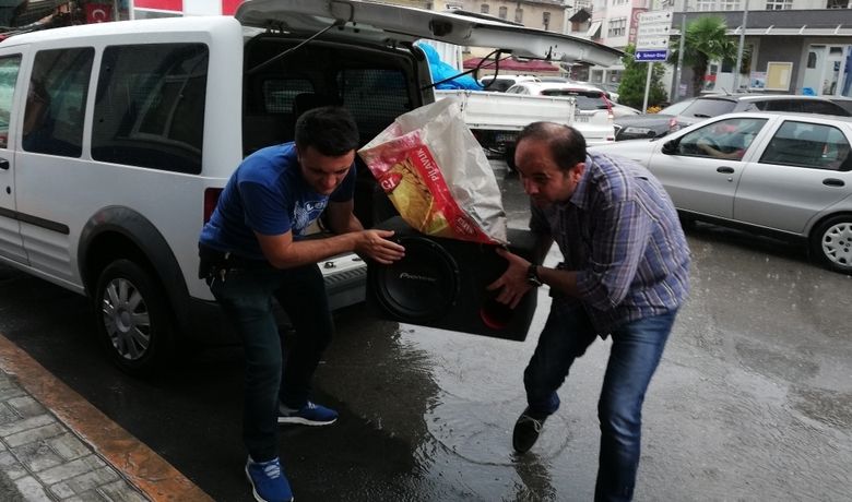 Otomobilden Çalınan TeypVe Hoparlörler Ele Geçirildi - Samsun’un Bafra ilçesinde 8 gün önce bir otomobilden çalınan teyp ve hoparlörler polis ekiplerince ele geçirildi.