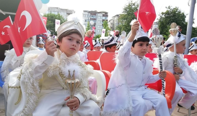 Bafra'da Sünnet Şöleni - Samsun Bafra Belediyesince 15'inci kez düzenlenen sünnet şöleninde, 50 çocuk sünnet ettirildi. Bafra Devlet Hastanesinde 50 çocuk sünnet ettirildikten sonra Alparslan Türkeş Parkı Sosyal Tesislerinde şölen düzenlendi.