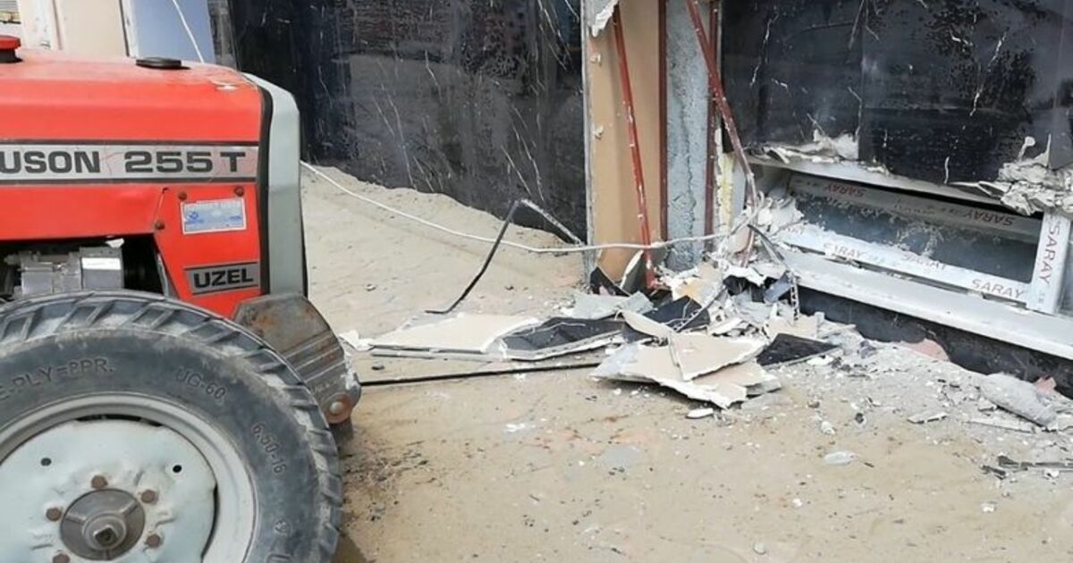 Otomobil İle Traktör Çarpıştı: 5 Yaralı Kaza Anı Güvenlik Kamerasına Yansıdı