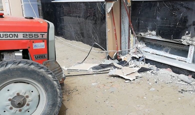 Otomobil İle Traktör Çarpıştı: 5Yaralı Kaza Anı Güvenlik Kamerasına Yansıdı - Samsun’un Bafra ilçesinde traktörle otomobilin çarpışması sonucu 5 kişi yaralandı. Kaza anı güvenlik kamerasına yansıdı.