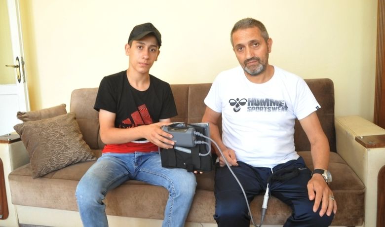 Kalbini Çantasında Taşıyor - Samsun'un Bafra ilçesinde yapay kalple yaşayan 4 çocuk babası, kalp nakli için gelecek sevinçli haberi beklerken bir taraftan da çocuklarını nasıl okutacağını düşünüyor.
