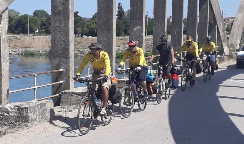 Bölgeler Arasında KöprüKurmak İçin Pedal Çeviriyorlar - Diyarbakır Tigris Bisiklet ve Özel Sporcular Kulübü bisikletçileri bölgeler arasında köprü kurmak için pedal çeviriyor.