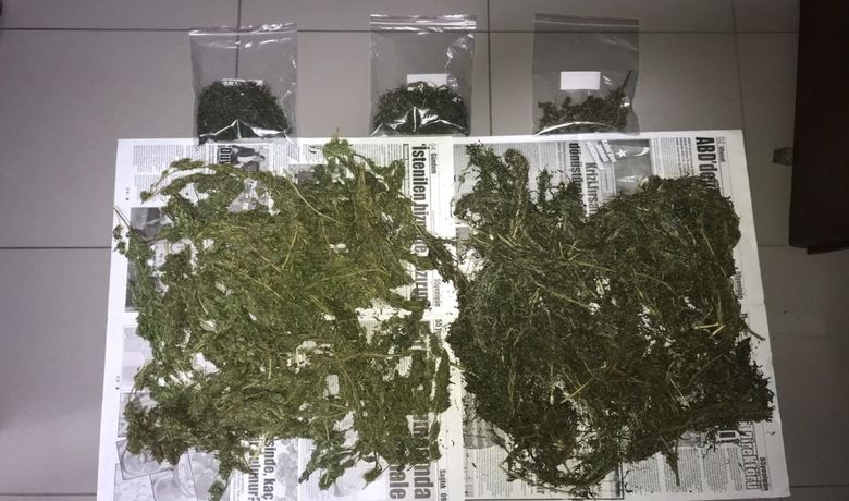 Bafra’da 1 Kilo 100 Gram Kubar Esrar Ele Geçirildi - Samsun’un Bafra ilçesinde polis ve jandarma ekipleri birlikte bir adreste yaptıkları yapılan aramada 1 kilo 100 gram kubar esrar ele geçirildi.