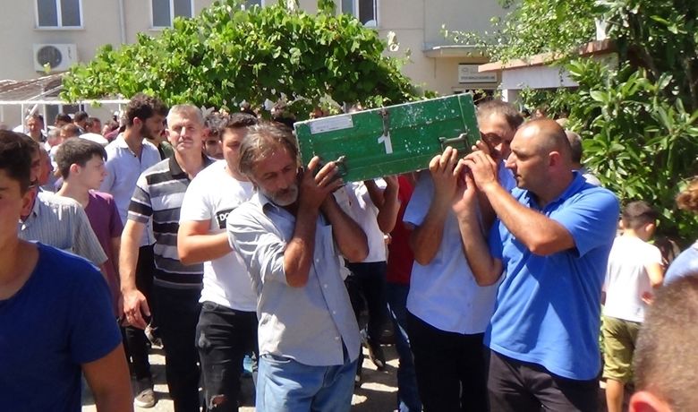 Samsun'da Boğulan Genç Defnedildi - Samsun’da serinlemek için girdiği denizde boğulan 4 kişiden 18 yaşındaki Furkan Veral, gözyaşları içerisinde toprağa verildi.