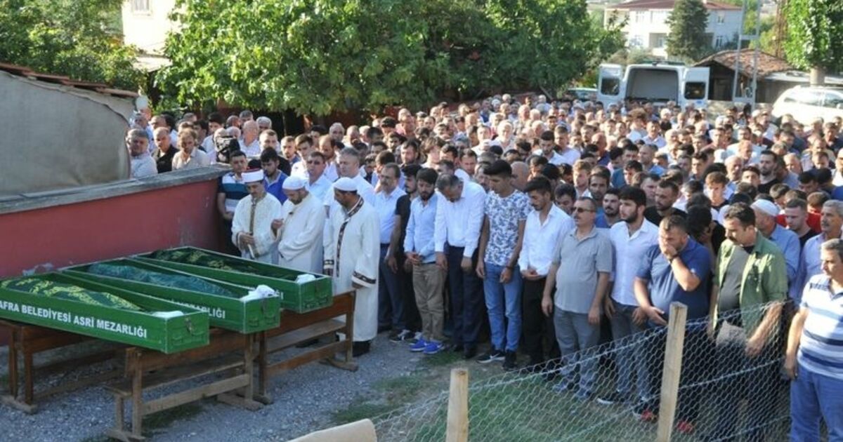 Denizde Boğulan Kardeşler Ve Kuzenine Gözyaşı 2 Oğlu Ve Yeğenini Kaybeden Ve Kendisi De Boğulma Tehlikesi Geçiren Babanın Büyük Acısı