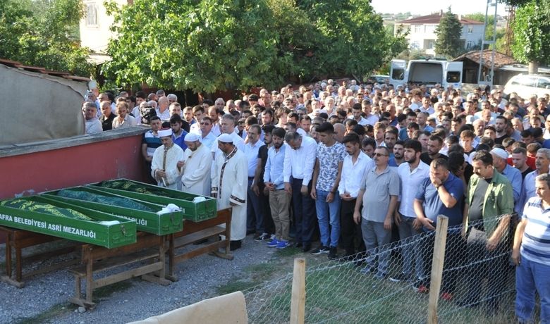 Denizde Boğulan Kardeşler Ve Kuzenine Gözyaşı 2 Oğlu Ve YeğeniniKaybeden Ve Kendisi De Boğulma Tehlikesi Geçiren Babanın Büyük Acısı - Samsun’da serinlemek için girdiği denizde boğulan kardeşler ve kuzeni gözyaşları içerisinde toprağa verildi.