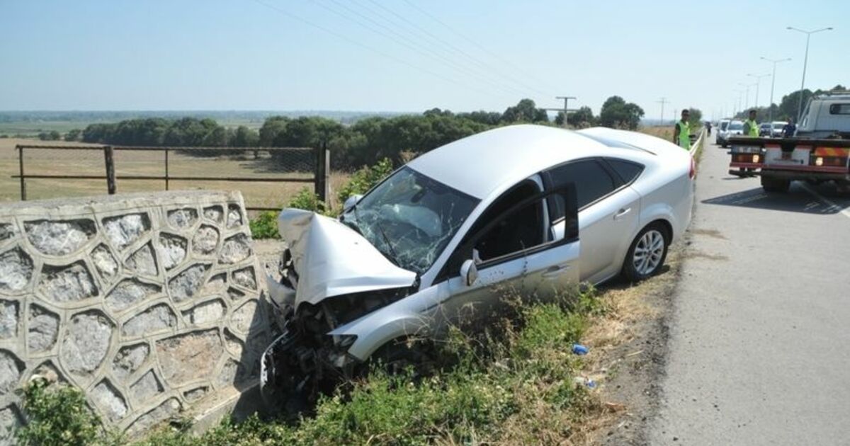 Otomobil İstinat Duvarına Çarptı: 2 Yaralı