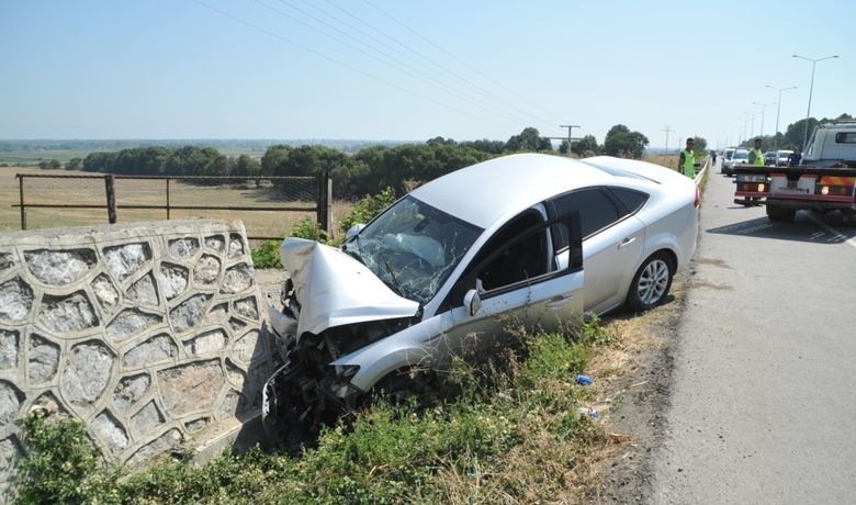 Otomobil İstinat Duvarına Çarptı: 2 Yaralı - Samsun’un 19 Mayıs ilçesinde kontrolden çıkan otomobilin istinat duvarına çarptığı kazada 2 kişi yaralandı.
