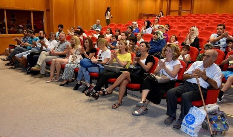 Çocuklara Doğada Eğitim - Aile, Çalışma ve Sosyal Hizmetler Bakanlığının desteğiyle TÜBİTAK 4004 Doğa Eğitimi ve Bilim Okulları kapsamında gerçekleştirilen “Çocuklar! Toprakta Sanat Var” konulu projenin açılışı, Atatürk Kongre ve Kültür Merkezinde düzenlenen törenle yapıldı.