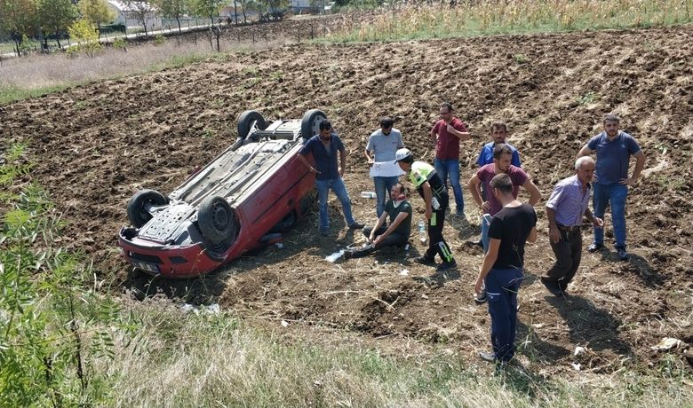 Mezar Ziyaretine Giderken Kaza Yaptılar: 2 Yaralı - Samsun'da mezar ziyaretine giden anne ile oğlunun içinde bulunduğu otomobilin takla atarak tarlaya yuvarlanması sonucu 2 kişi yaralandı.