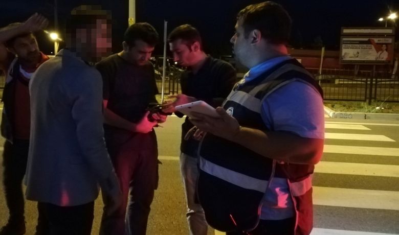 Düğün Konvoyunda Havaya SilahlaAteş Eden 3 Kişi Yakalandı - Samsun'un Bafra ilçesinde düğün konvoyunda havaya silahla ateş eden 3 kişi silahlarıyla birlikte polis tarafından yakalanarak gözaltına alındı.