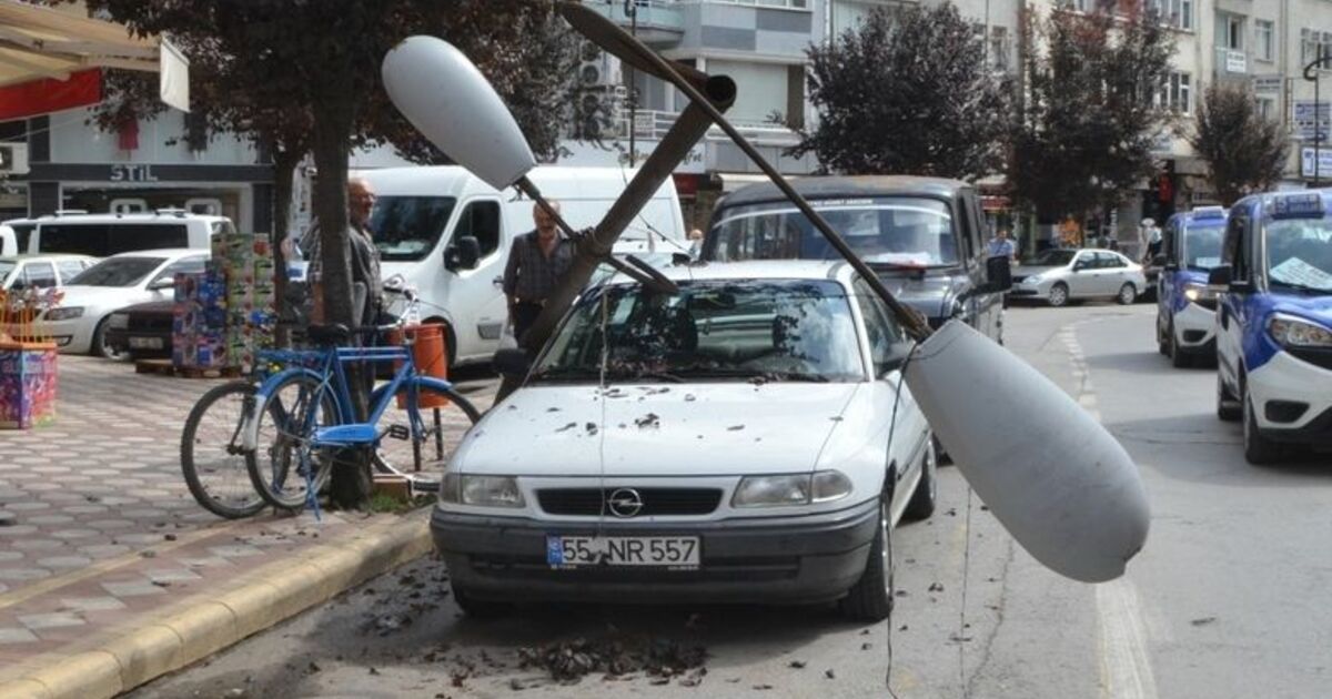Pankarta Takılan Kamyonet, Aydınlatma Direklerini Yıktı