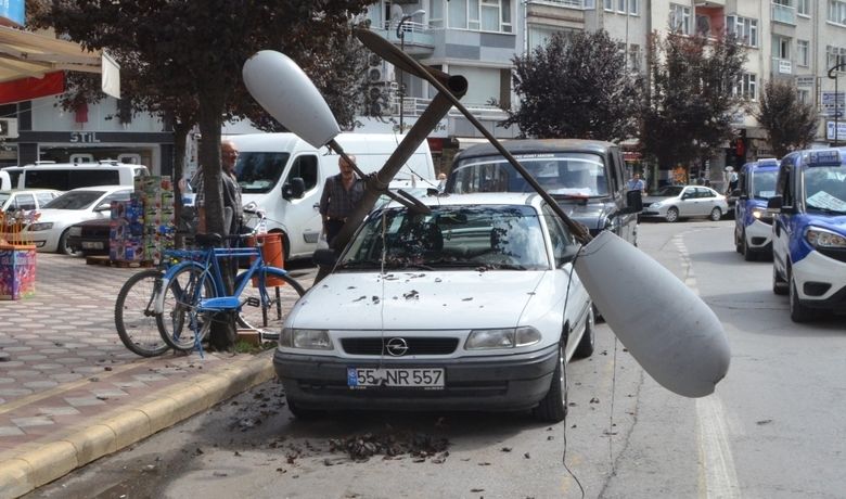 Pankarta Takılan Kamyonet,Aydınlatma Direklerini Yıktı - Samsun’un Bafra ilçesinde belediyenin aydınlatma direğine asılan pankarta takılan kamyonetin kasası direkleri yıktı.