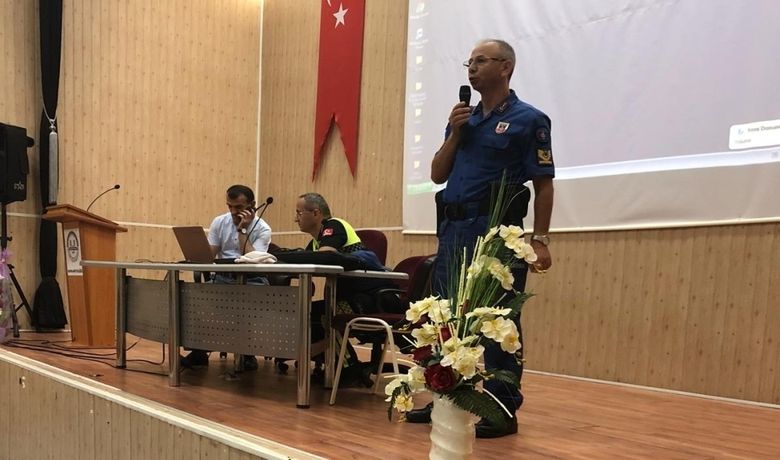 Bafra’da Öğretmenlere VerilenEğitim Semineri Sona Erdi - Samsun Bafra İlçe Emniyet Müdürlüğü, İlçe Jandarma Komutanlığı ve İlçe Milli Eğitim Müdürlüğünün koordinesinde öğretmenlere yönelik verilen ‘Trafik Eğitim Semineri’ sona erdi.